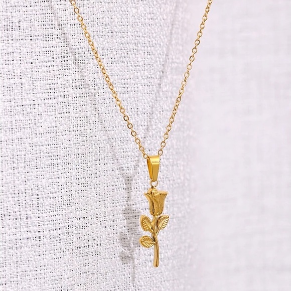 ◾️18k Gold Plated Rose Flower Pendant Necklace - Picture 4 of 9